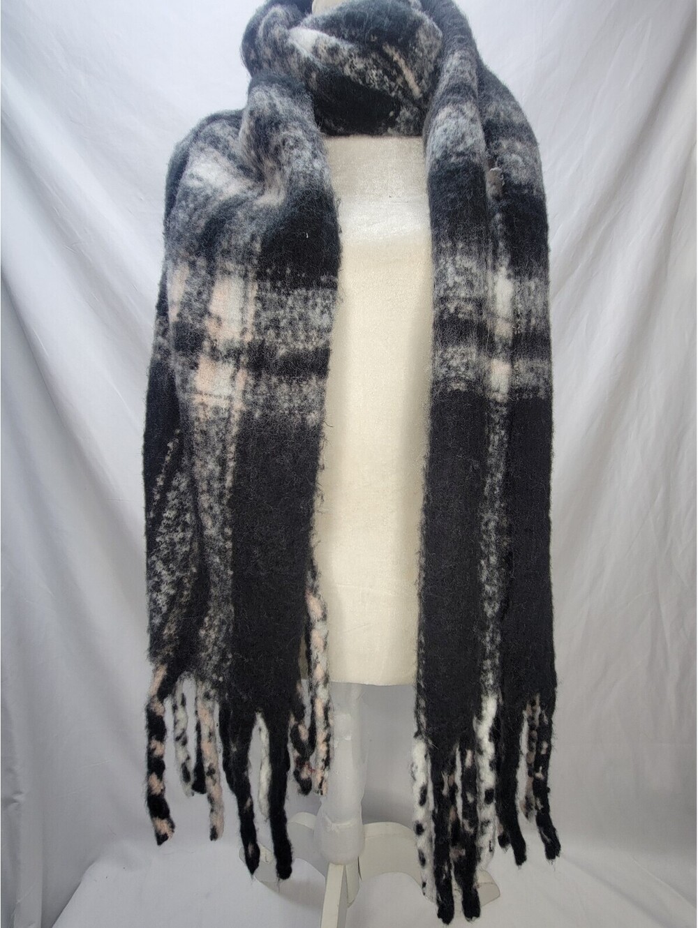 Steve Madden Women's Lofty Plaid Blanket Wrap Scarf Black NEW!!